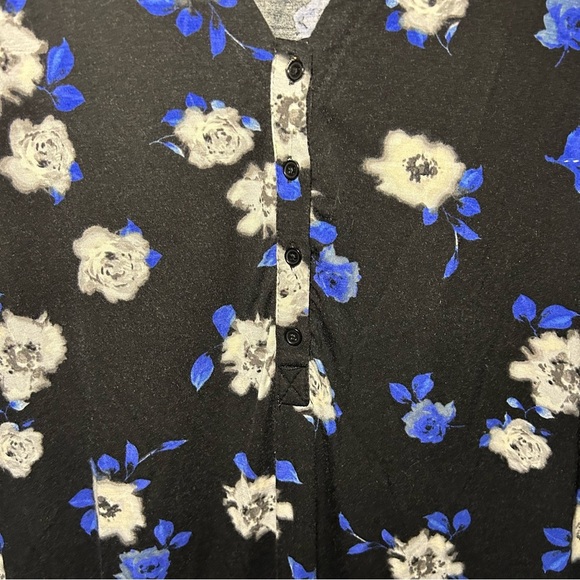 Torrid Black White & Blue Floral V-Neck Short Sleeve Blouse Size 3X - Picture 3 of 12